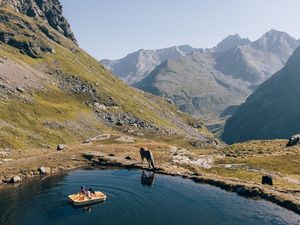 Rund um St. Anton am Arlberg liegen zahlreiche Bergseen entlang alpiner Routen, etwa bei der kombinierten „E-Bike & Hike“-Tour zur Darmstädter Hütte Rund um St. Anton am Arlberg liegen zahlreiche Bergseen entlang alpiner Routen, etwa bei der kombinierten „E-Bike & Hike“-Tour zur Darmstädter Hütte