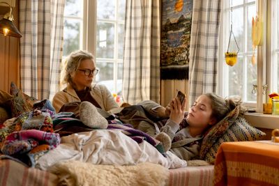 Kuschlige Hygge-Welt: Mutter Kristin (Ane Dahl Torp) und ihre Tochter Johanne (Ella Øverbye) lesen und chatten