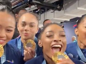 Lassen es krachen: Simone Biles und ihre US-Mädels nach dem Gold von Paris