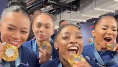 Lassen es krachen: Simone Biles und ihre US-Mädels nach dem Gold von Paris