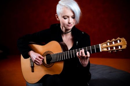 Liebe auf den ersten Ton. Die Gitarristin Stephanie Jones aus Australien, die derzeit in Deutschland wohnt, hat bereits in ihrer Kindheit mehrere Instrumente erlernt. Aber erst mit der Gitarre war es Liebe auf den ersten Ton