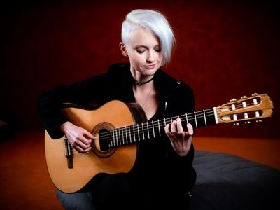 Liebe auf den ersten Ton. Die Gitarristin Stephanie Jones aus Australien, die derzeit in Deutschland wohnt, hat bereits in ihrer Kindheit mehrere Instrumente erlernt. Aber erst mit der Gitarre war es Liebe auf den ersten Ton