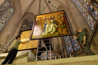Das Madonna Gemälde wird aufgehängt