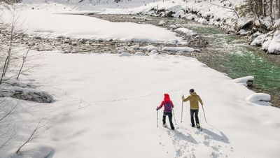 Beim Schneeschuhwandern im Tiroler Lechtal führen viele Strecken vorbei am Wildfluss Lech