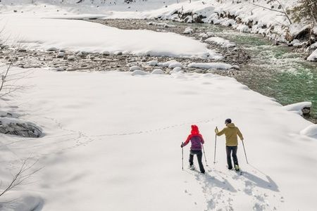 Beim Schneeschuhwandern im Tiroler Lechtal führen viele Strecken vorbei am Wildfluss Lech