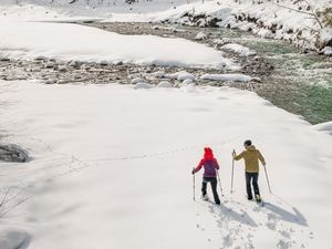 Beim Schneeschuhwandern im Tiroler Lechtal führen viele Strecken vorbei am Wildfluss Lech Beim Schneeschuhwandern im Tiroler Lechtal führen viele Strecken vorbei am Wildfluss Lech