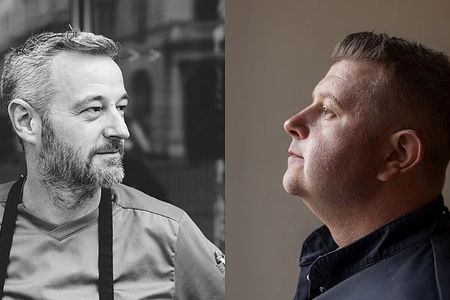 Thomas Scheiblhofer (li.) und Kay Baumgart (re.) servieren beim Food Event im Restaurant Mamesa in Burgeis ein Menü-Arrangement mit insgesamt acht Gängen