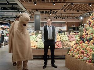 Ungewöhnliche Ideen zum Fest: Marc Hosemann bringt etwas Chaos zu Edeka Ungewöhnliche Ideen zum Fest: Marc Hosemann bringt etwas Chaos zu Edeka