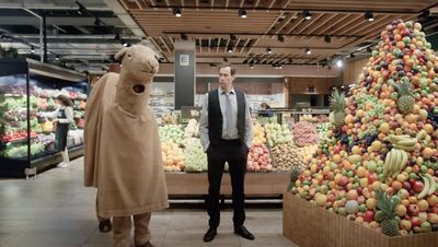 Ungewöhnliche Ideen zum Fest: Marc Hosemann bringt etwas Chaos zu Edeka