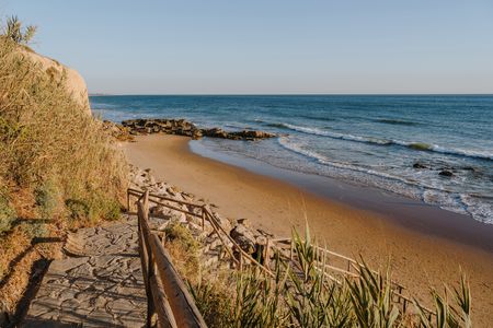 Romantische Strandspaziergänge und Sonnenuntergänge erwarten Urlauber des Grupotel Conil Playa an der Atlantikküste im Südwesten Spaniens