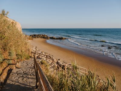 Romantische Strandspaziergänge und Sonnenuntergänge erwarten Urlauber des Grupotel Conil Playa an der Atlantikküste im Südwesten Spaniens