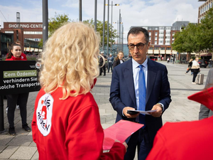 Protest zum Ende der AMK in Kiel: VIER PFOTEN im Gespräch mit Cem Özdemir Protest zum Ende der AMK in Kiel: VIER PFOTEN im Gespräch mit Cem Özdemir
