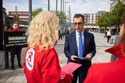 Protest zum Ende der AMK in Kiel: VIER PFOTEN im Gespräch mit Cem Özdemir