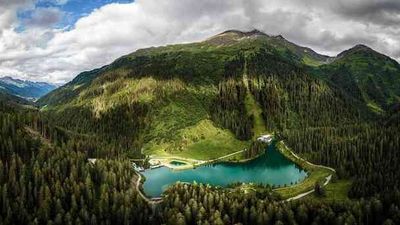Zu Fuß, mit dem Fahrrad oder den öffentlichen Verkehrsmitteln – unweit des Dorfzentrum von St. Anton am Arlberg erreichen Familien in kurzer Zeit den smaragdgrünen Verwallsee im gleichnamigen Tal