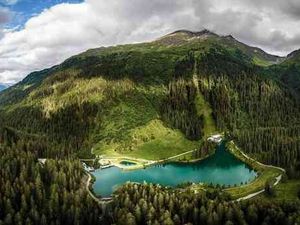 Zu Fuß, mit dem Fahrrad oder den öffentlichen Verkehrsmitteln – unweit des Dorfzentrum von St. Anton am Arlberg erreichen Familien in kurzer Zeit den smaragdgrünen Verwallsee im gleichnamigen Tal Zu Fuß, mit dem Fahrrad oder den öffentlichen Verkehrsmitteln – unweit des Dorfzentrum von St. Anton am Arlberg erreichen Familien in kurzer Zeit den smaragdgrünen Verwallsee im gleichnamigen Tal