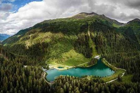 Zu Fuß, mit dem Fahrrad oder den öffentlichen Verkehrsmitteln – unweit des Dorfzentrum von St. Anton am Arlberg erreichen Familien in kurzer Zeit den smaragdgrünen Verwallsee im gleichnamigen Tal