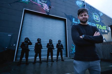 Christoph Bösener vor der LaserTag-Arena 