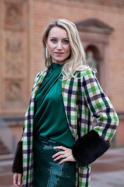 Katharina Arnold, CEO von „Katharina Arnold - Eleganz, Fashion, Events“, ist Stilexpertin, Modedesignerin und Eventorganisatorin