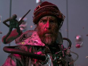 Der Mann aus der Zukunft (Sam Rockwell ) versucht 117. Mal, die Menschheit vor der Katastrophe zu bewahren Der Mann aus der Zukunft (Sam Rockwell ) versucht 117. Mal, die Menschheit vor der Katastrophe zu bewahren