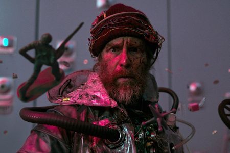 Der Mann aus der Zukunft (Sam Rockwell ) versucht 117. Mal, die Menschheit vor der Katastrophe zu bewahren