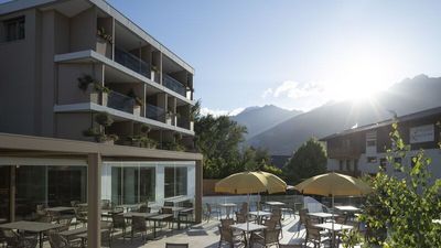 Mit seinem neuen Design fügt sich das Hotel Laurin architektonisch im Südtiroler Dorf Tirol ein – bleibt optisch aber eine Besonderheit
