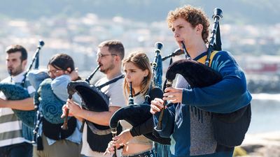 Yayo (Carlos Blanco, r.) und die Dudelsack-Sektion der Rondalla