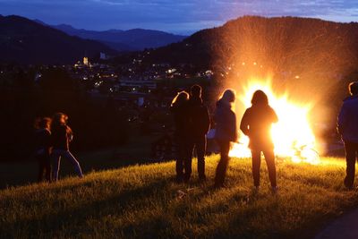 Oberhalb von Haubers Naturresort im Allgäu genießen Gäste das traditionelle Sonnwendfeuer mit Blick über Oberstaufen und die Berge