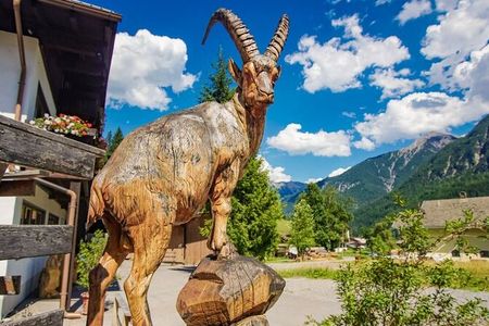 Der liebevoll gefertigte Geißbock aus Holz stammt aus der Werkstatt der Schnitzschule Geisler-Moroder in Elbigenalp/Tiroler Lechtal