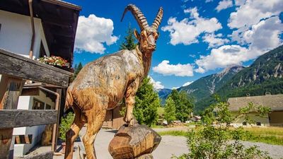 Der liebevoll gefertigte Geißbock aus Holz stammt aus der Werkstatt der Schnitzschule Geisler-Moroder in Elbigenalp/Tiroler Lechtal