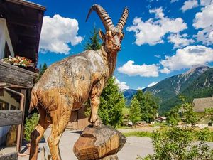 Der liebevoll gefertigte Geißbock aus Holz stammt aus der Werkstatt der Schnitzschule Geisler-Moroder in Elbigenalp/Tiroler Lechtal Der liebevoll gefertigte Geißbock aus Holz stammt aus der Werkstatt der Schnitzschule Geisler-Moroder in Elbigenalp/Tiroler Lechtal