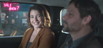 Gibt es vielleicht doch die große Liebe: Eva (Nora Navas) und Álex (Rodrigo de la Serna) fahren gemeinsam Taxi in Barcelona