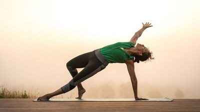 Bei den Pilates-Programmen vom österreichischen Reiseanbieter Indigourlaub stärken Teilnehmer ihre Körpermitte, verbessern die Haltung und finden Balance durch präzise, kontrollierte Bewegungen
