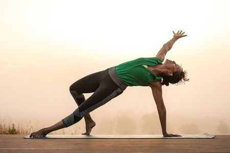 Bei den Pilates-Programmen vom österreichischen Reiseanbieter Indigourlaub stärken Teilnehmer ihre Körpermitte, verbessern die Haltung und finden Balance durch präzise, kontrollierte Bewegungen