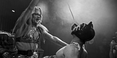 Raven Van Krueger bei seiner Performance in Aktion - mit Sprühsahne