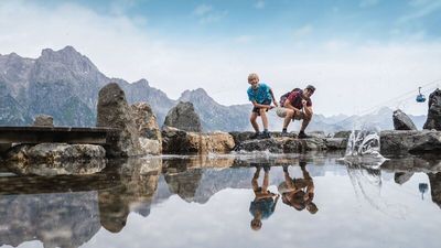 Ein Coolcation-Tipp für die ganze Familie: das Stille Wasser am Asitz, ein glasklarer Speichersee inklusive Kneippbereich, nur eine Bergbahnfahrt vom Hotel Der Löwe entfernt