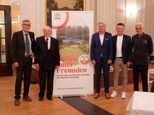 (von links): Horst Drieschner, Präsident des Golfclubs Bad Kissingen, Dr. Wolfgang Rug Organisator des Turniers, Günter Kraus Spielführer des Golfclubs Bad Kissingen, Dittmar Fella, Vizepräsident des Golfclubs Bad Kissingen und Armin Laake, Golftrainer und Marketingverantwortlicher des Golfclubs Bad Kissingen