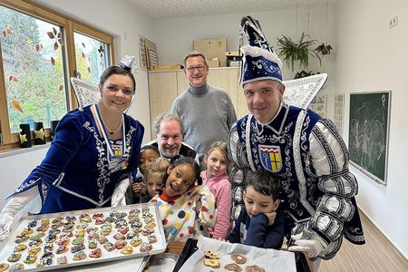 Das Mönchengladbacher Prinzenpaar mit kleinen und großen Bäckerinnen und Bäckern 