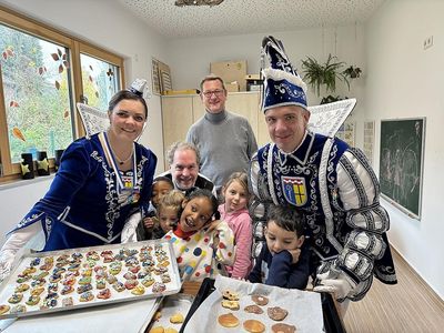 Das Mönchengladbacher Prinzenpaar mit kleinen und großen Bäckerinnen und Bäckern 