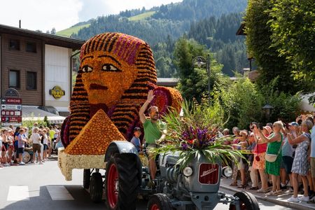 Die Teilnehmer präsentieren stolz ihre liebevoll gesteckten Kunstwerke