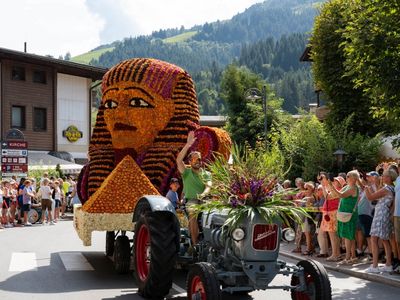 Die Teilnehmer präsentieren stolz ihre liebevoll gesteckten Kunstwerke