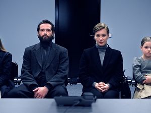 Sergei (Grigory Dobrygin) und Natalia (Chulpan Khamatova) sind politische Asylbewerber, die mit ihren beiden Töchtern aus Russland nach Schweden geflohen sind. Ihr Asylantrag wird jedoch abgelehnt Sergei (Grigory Dobrygin) und Natalia (Chulpan Khamatova) sind politische Asylbewerber, die mit ihren beiden Töchtern aus Russland nach Schweden geflohen sind. Ihr Asylantrag wird jedoch abgelehnt