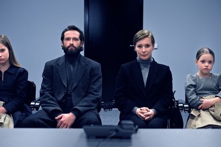 Sergei (Grigory Dobrygin) und Natalia (Chulpan Khamatova) sind politische Asylbewerber, die mit ihren beiden Töchtern aus Russland nach Schweden geflohen sind. Ihr Asylantrag wird jedoch abgelehnt
