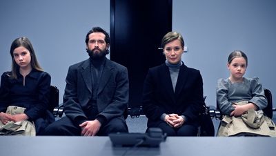 Sergei (Grigory Dobrygin) und Natalia (Chulpan Khamatova) sind politische Asylbewerber, die mit ihren beiden Töchtern aus Russland nach Schweden geflohen sind. Ihr Asylantrag wird jedoch abgelehnt