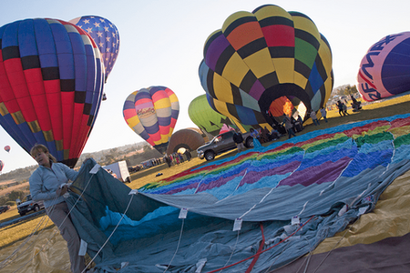 Angefangen mit 20 Heißluftballons im Jahre 1982 hat sich das Great Reno Balloon Race zu einer weltbekannten Veranstaltung mit fast 100 Ballons entwickelt