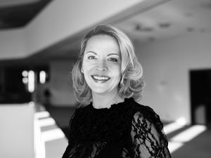 Charmant führt Aalto-Mezzosopranistin Bettina Ranch durch das Programm Charmant führt Aalto-Mezzosopranistin Bettina Ranch durch das Programm