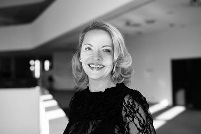 Charmant führt Aalto-Mezzosopranistin Bettina Ranch durch das Programm