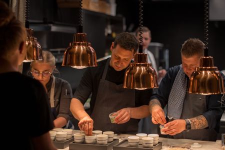 Wie eine große Familie: Bei der ersten Kitchen Party des jung-dynamischen Gastroduos Mara Theiner (Inhaberin Hotel Weisses Kreuz in Burgeis) und Marc Bernhart, mit vier Gault&Millau-Hauben dekorierter Küchenchef im hoteleigenen Fine-Dining-Restaurant Mamesa haben 16 Spitzenköche aus acht Ländern ihre Teilnahme angekündigt