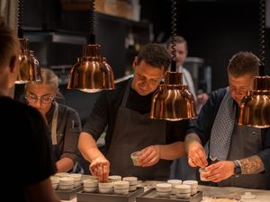 Wie eine große Familie: Bei der ersten Kitchen Party des jung-dynamischen Gastroduos Mara Theiner (Inhaberin Hotel Weisses Kreuz in Burgeis) und Marc Bernhart, mit vier Gault&Millau-Hauben dekorierter Küchenchef im hoteleigenen Fine-Dining-Restaurant Ma Wie eine große Familie: Bei der ersten Kitchen Party des jung-dynamischen Gastroduos Mara Theiner (Inhaberin Hotel Weisses Kreuz in Burgeis) und Marc Bernhart, mit vier Gault&Millau-Hauben dekorierter Küchenchef im hoteleigenen Fine-Dining-Restaurant Mamesa haben 16 Spitzenköche aus acht Ländern ihre Teilnahme angekündigt