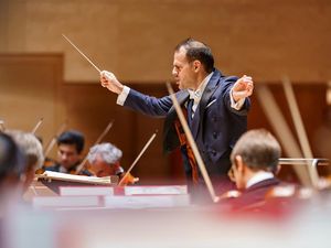 In zwei Jubiläumskonzerten wird Generalmusikdirektor Andrea Sanguineti am Pult der Essener Philharmoniker stehen In zwei Jubiläumskonzerten wird Generalmusikdirektor Andrea Sanguineti am Pult der Essener Philharmoniker stehen
