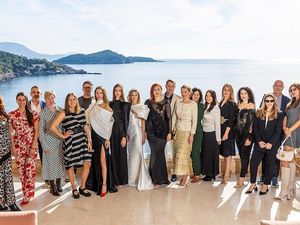 Konferenz mit Aussicht: Katharina Arnold (9. v.r.) mit weiteren rAIse-Speakerinnen und Speakern auf der Terrasse des Rixos Premium Hotel in Dubrovnik Konferenz mit Aussicht: Katharina Arnold (9. v.r.) mit weiteren rAIse-Speakerinnen und Speakern auf der Terrasse des Rixos Premium Hotel in Dubrovnik